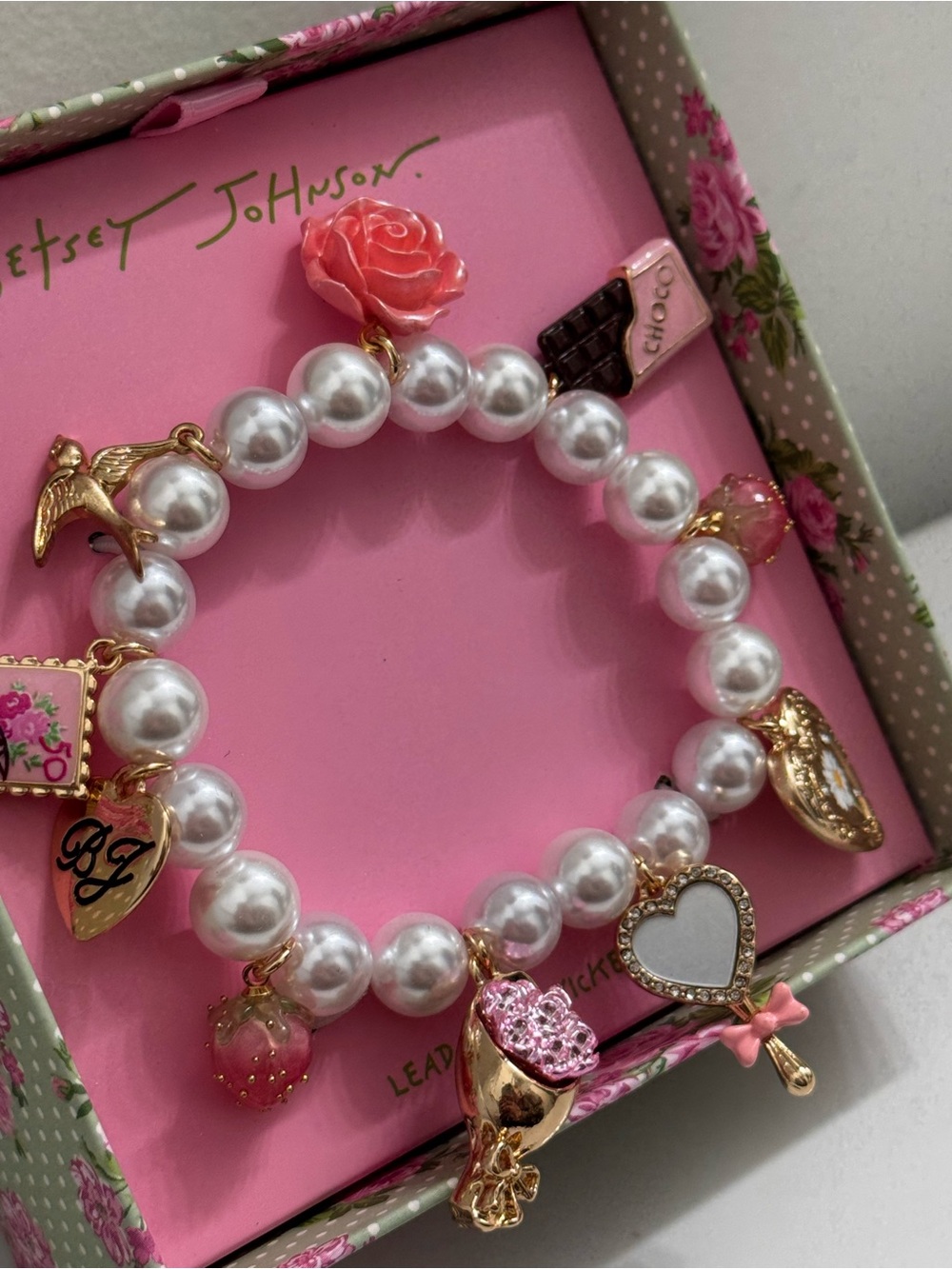 NIB Betsey Johnson Faux Pearl Sweetheart Charm Stretch Bracelet